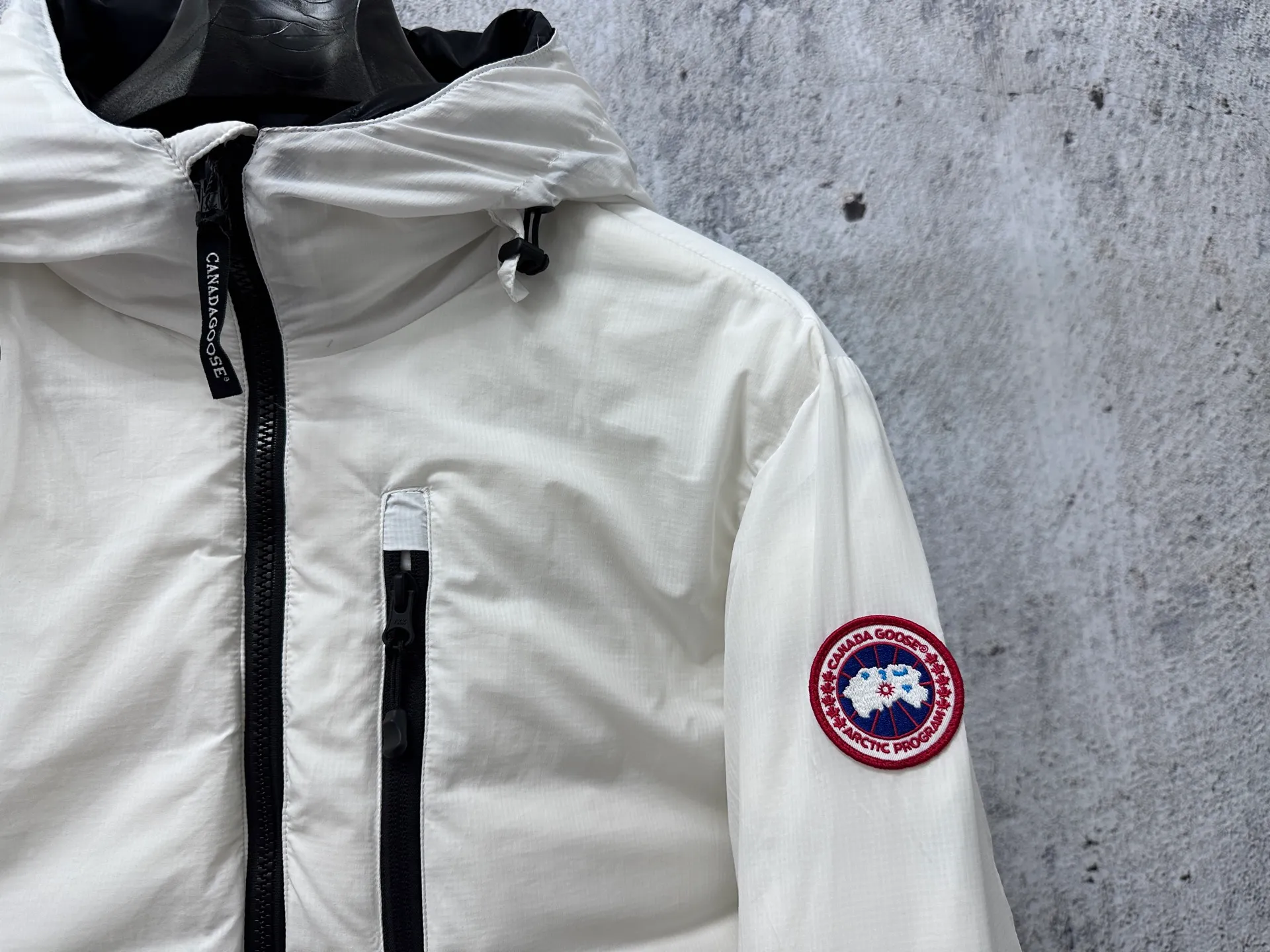 P840 [Canada Goose] Big Goose 5078 down jacket is different from the junk products in the market🗯️The same picture but different price means different versions ✅Don’t be fooled by the same copywriters and pirated picture gangs who mix and distribute high-luxury pictures at low prices. Once you receive it and compare the quality, you will know where the difference is. Don’t lie. Look for the terminal. I don’t guarantee that my products are the cheapest, but I definitely guarantee that they are worth every penny of your hard-earned money! Canada Goose down jacket top version, warm and cold-resistant, nice upper body effect, super lightweight, size: XS-XL